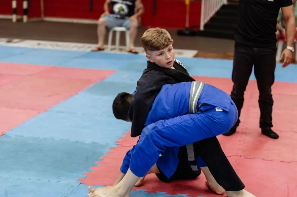 Samuel da Silva Barbieri Reis em combate durante a Copa Londrina de Jiu-Jitsu. Foto: Divulgação