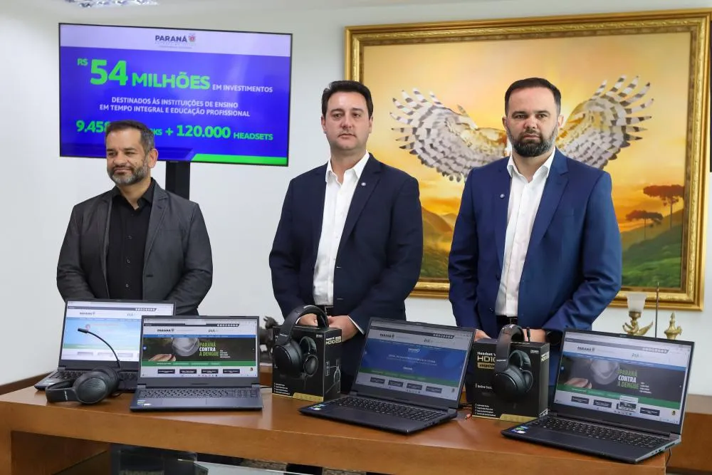 O governador Carlos Massa Ratinho Junior e o secretario da Educação Roni Miranda, entregam notebooks e fones de ouvido, destinados às Instituições de Ensino em Tempo Integral e Educação Profissional, nesta terça-feira (19). Foto: Geraldo Bubniak/AEN