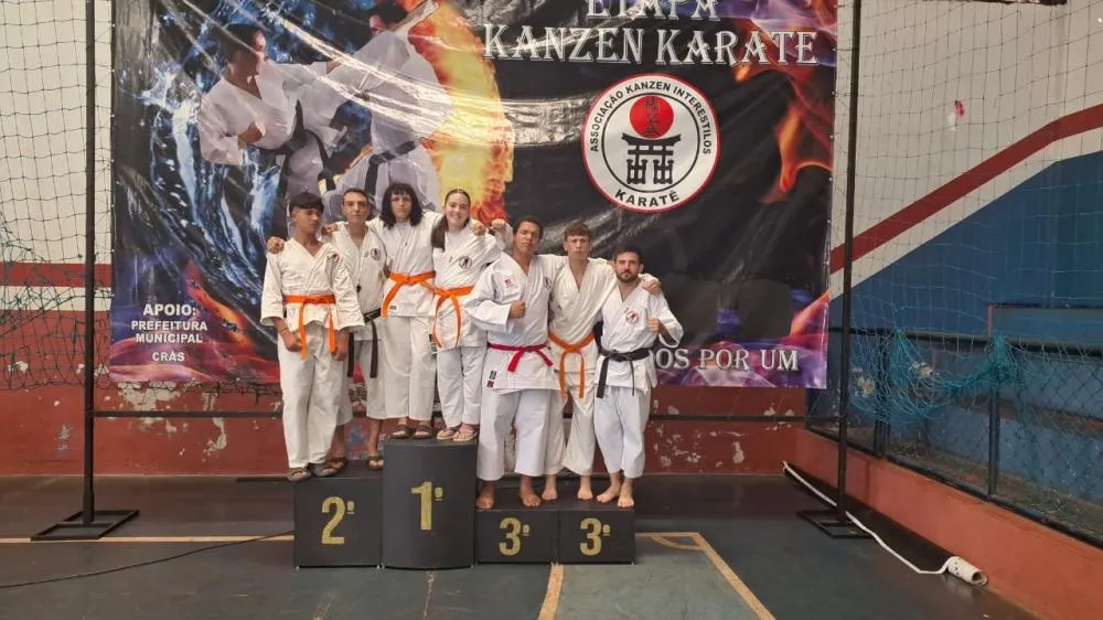 Atletas de Wenceslau Braz ao lado do Sensei Jussé após a Copa Mandaguaçu Kanzen de Karatê. Foto: Divulgação