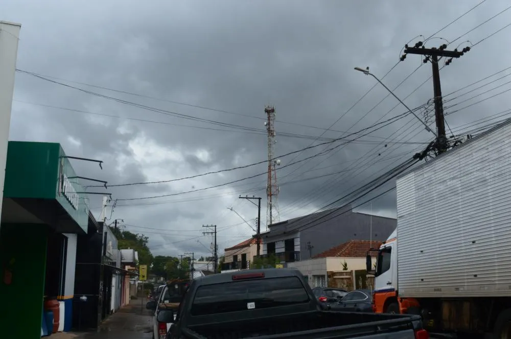 Centro de Wenceslau Braz com nuvens densas em dia de chuva. Foto: Arquivo Folha Extra