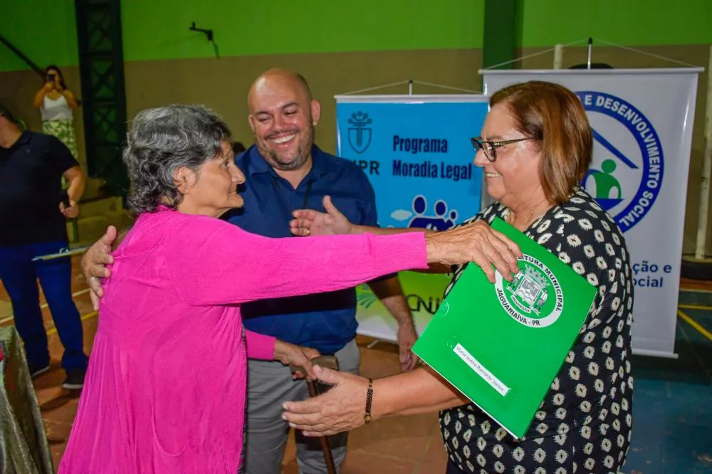 Entrega dos títulos das propriedades em Jaguariaíva. Foto:Divulgação