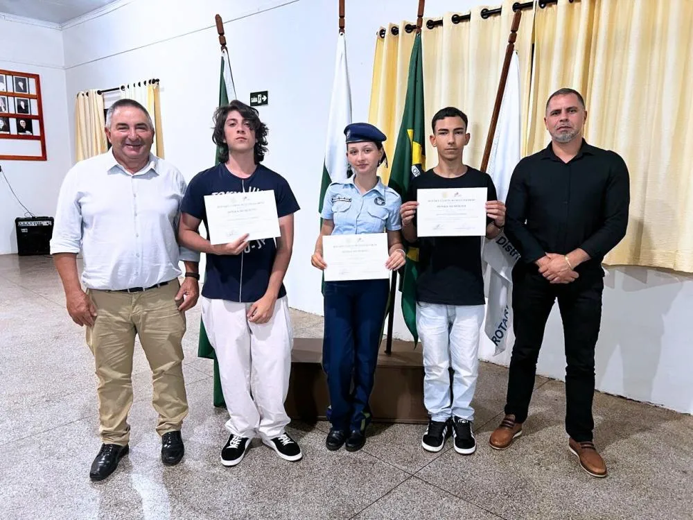 Presidente do Rotary Club, José Gentil Gomes, o chefe do NRE de Wenceslau Braz, Joaquim Gabriel Faustinoni e os vencedores do concurso. Foto: Divulgação