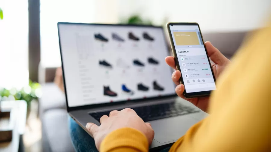 Pessoa realizando compra online. Foto: Imagem Ilustrativa/Getty Imagens