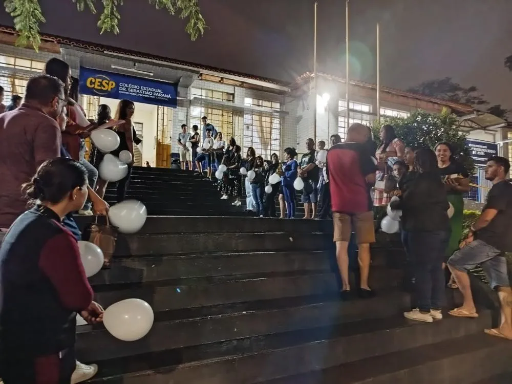 Pais esperando os filhos saírem da escola em Wenceslau Braz. Foto: Divulgação