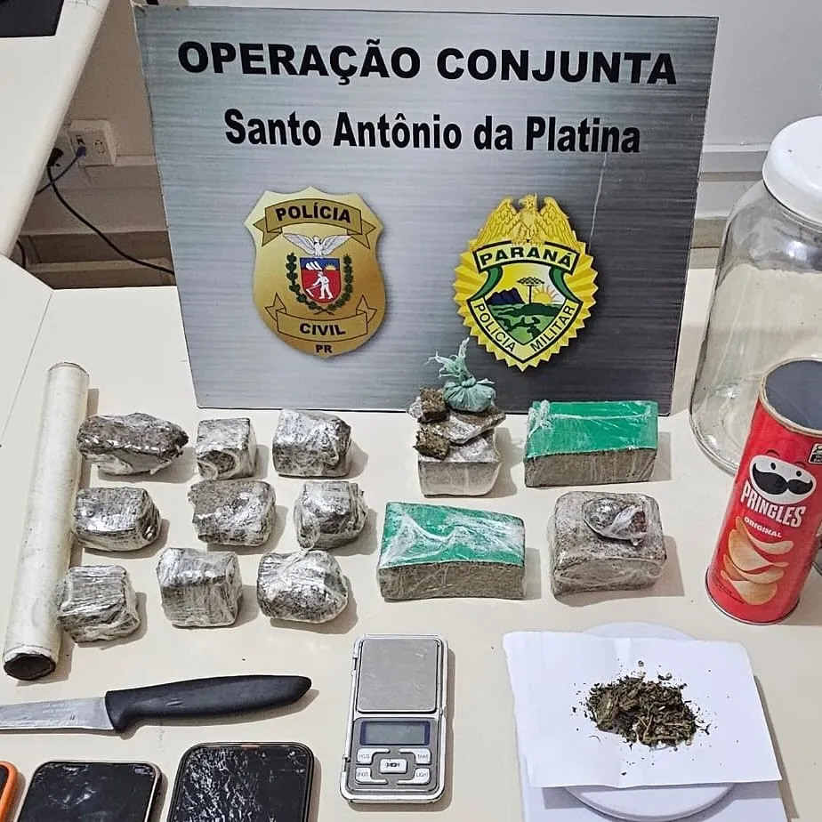 Foram apreendidos mais de 1kg de maconha, além de materiais para o preparo e tráfico de entorpecentes. Foto: Divulgação/PM/PC