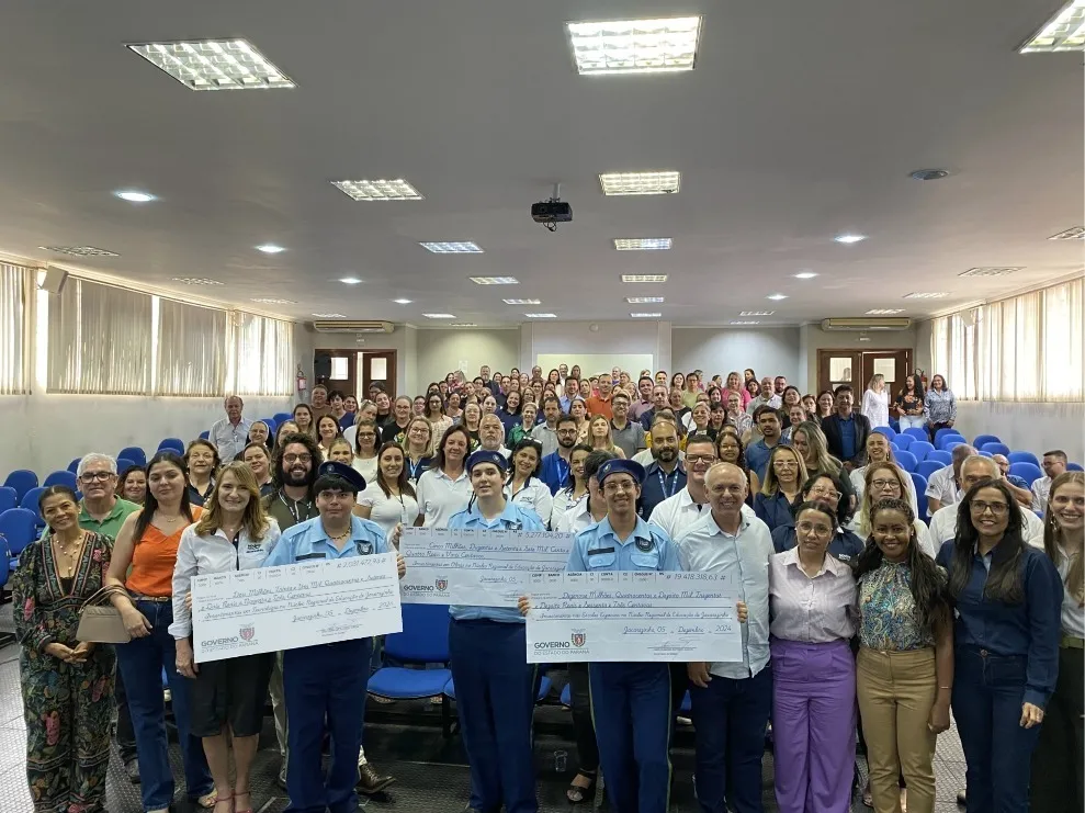 Cheques de investimentos do Governo para o NRE de Jacarezinho. Foto: Divulgação