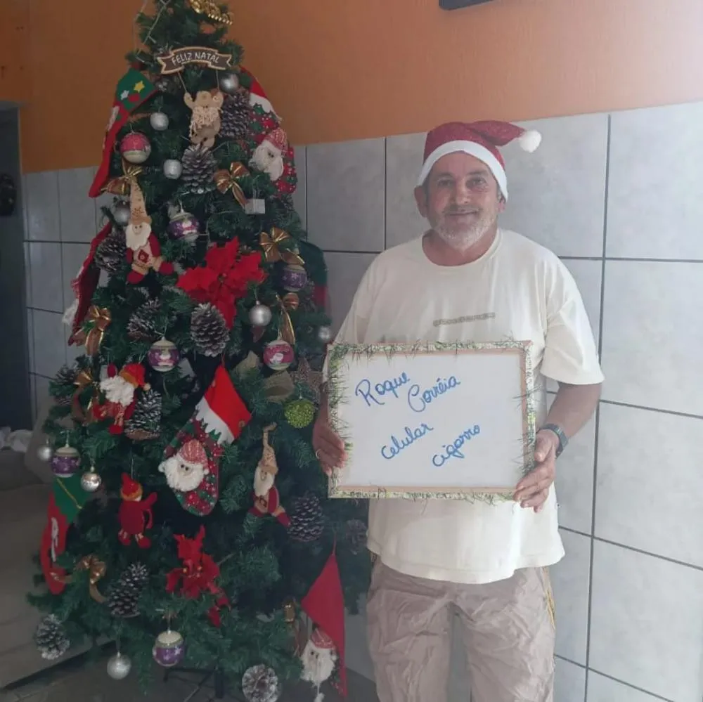 Roque Corrêa, pede celular ou cigarro. Foto: Divulgação
