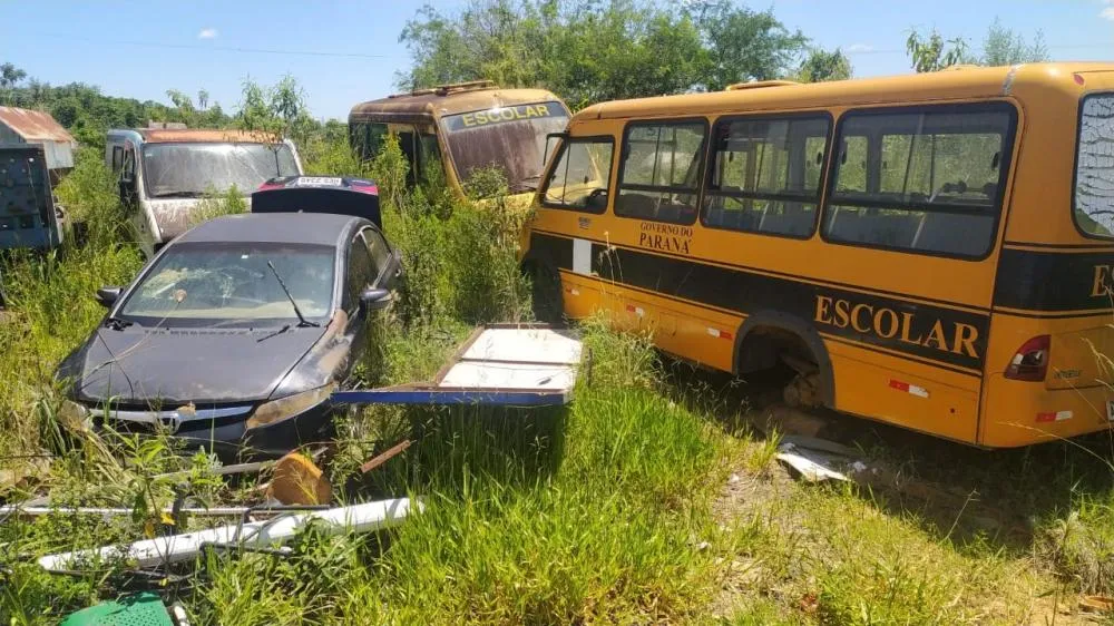 Veículos municipais sendo destruídos por falta de uso. Foto: Divulgação