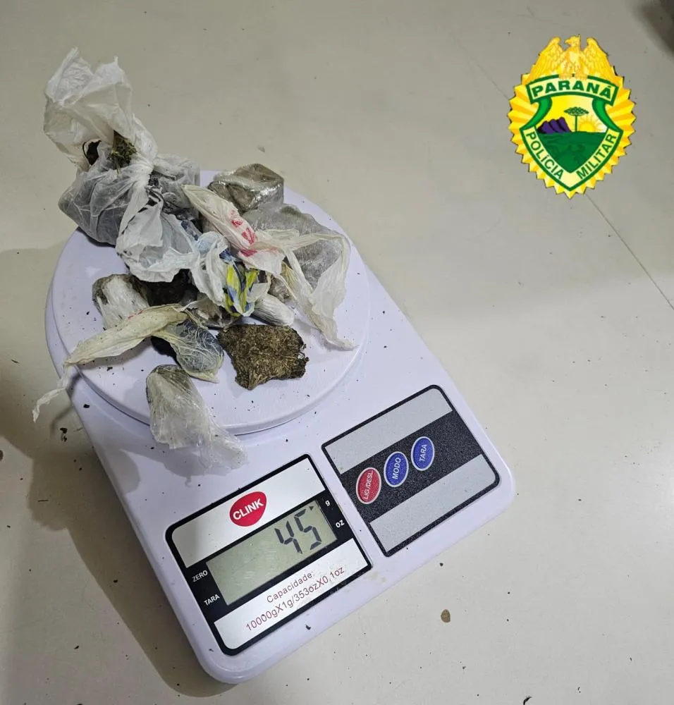 Porção de maconha foi encontrada na residência. Foto: Divulgação/PM