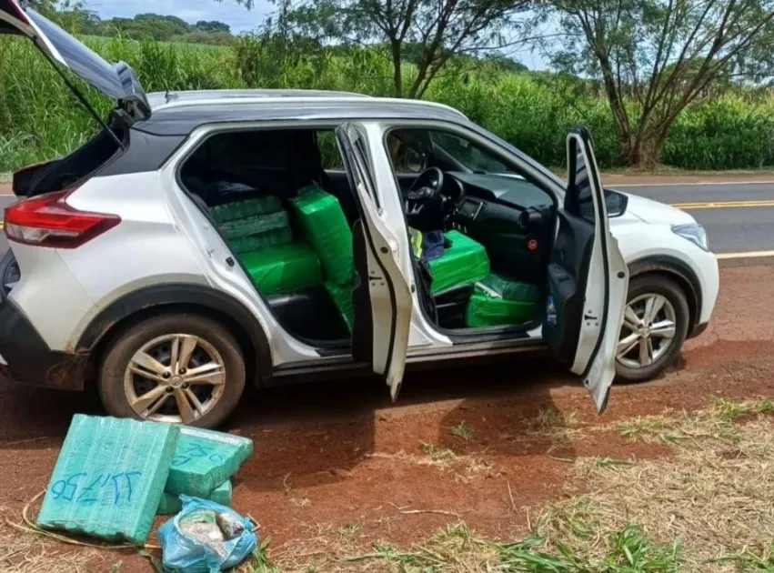 Carro com carregamento de maconha apreendido no Norte Pioneiro. Foto: PRF