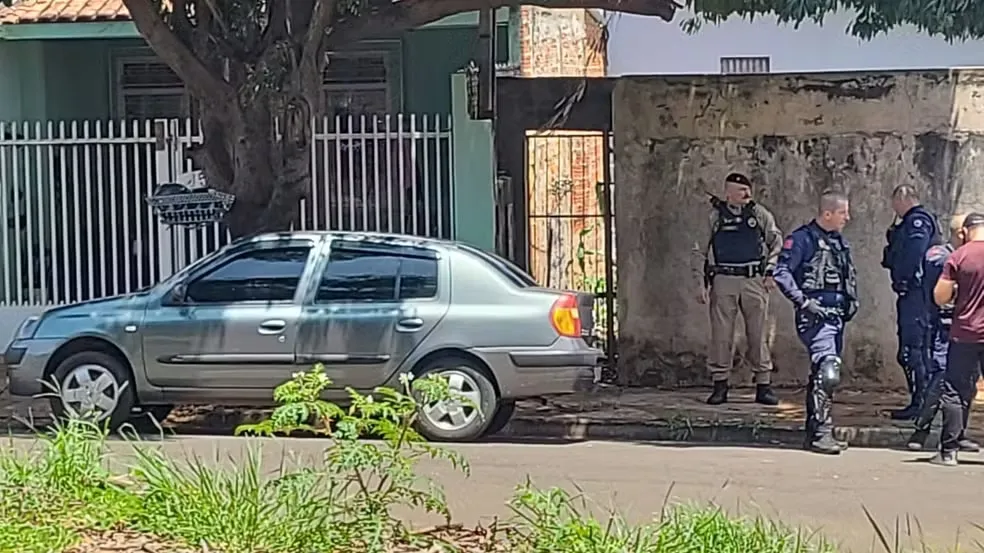 Criança foi encontrada morta dentro do carro. — Foto: Patrícia Pivetta - RPC