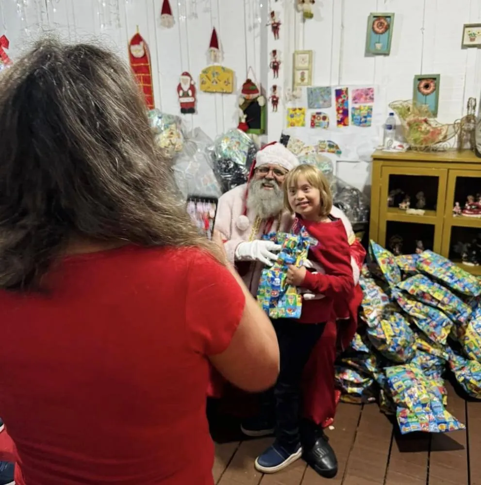Entrega dos presentes foi feita pelo Papai Noel. Foto: Divulgação