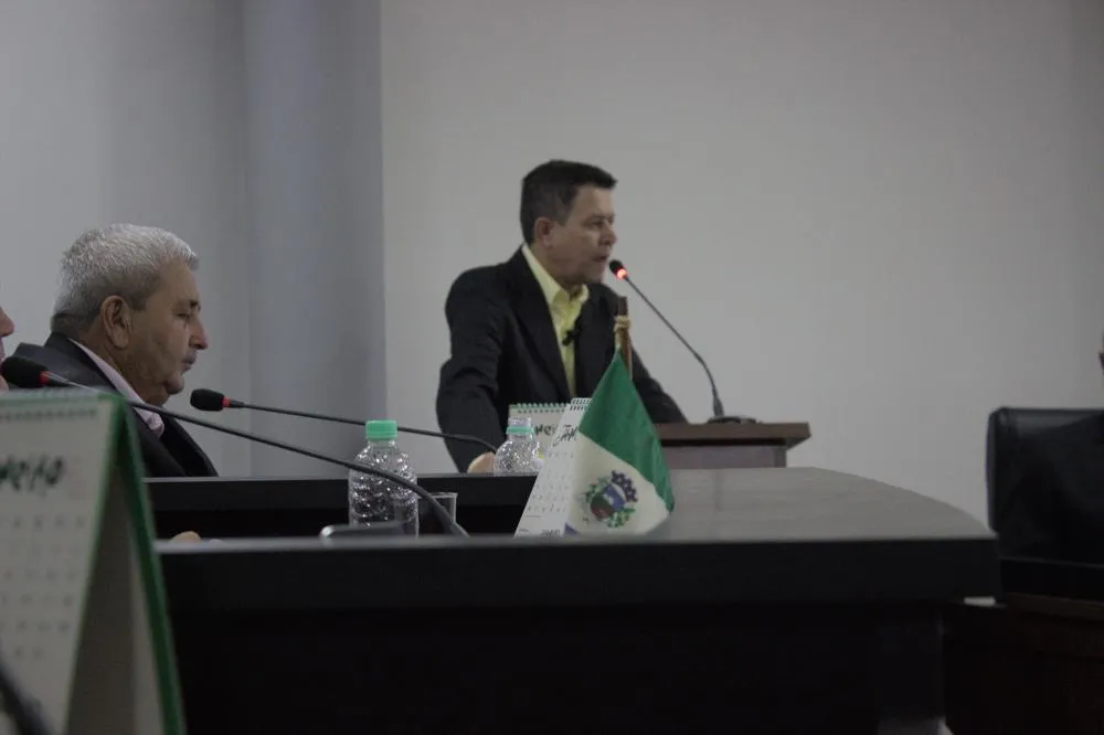 Elcio José Vidal, o Calé, prefeito eleito em Santana do Itararé durante discurso na cerimônia de posse. Foto: Divulgação