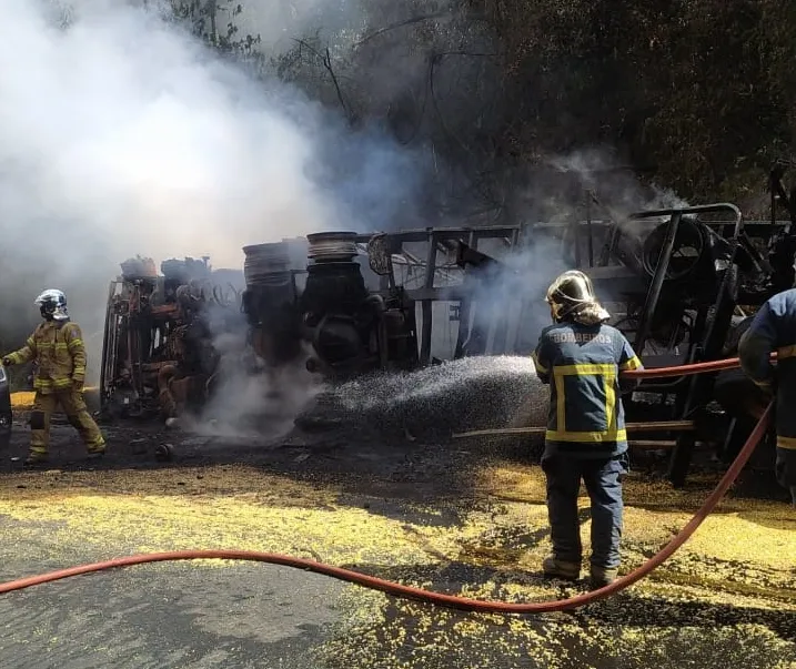 Combate ao incêndio após o acidente. Foto: Divulgação