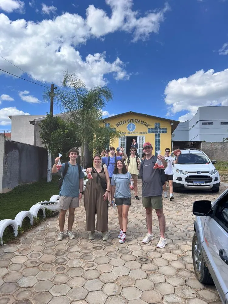 Grupo de missionários em frente à Igreja Batista da Cruz. Foto: Arquivo Pessoal