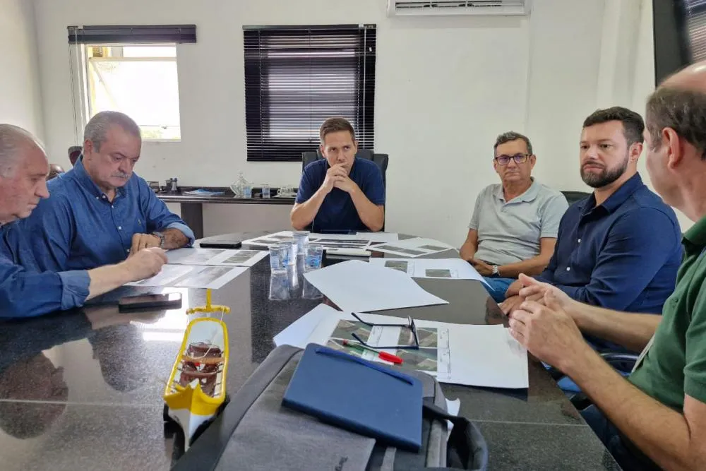Governo do Estado confirmou, em reunião na prefeitura de Pontal do Paraná, o investimento de R$ 14 milhões no desassoreamento de rios e canais no Litoral. Foto: Carlos Vicelli/Sedest-Pr