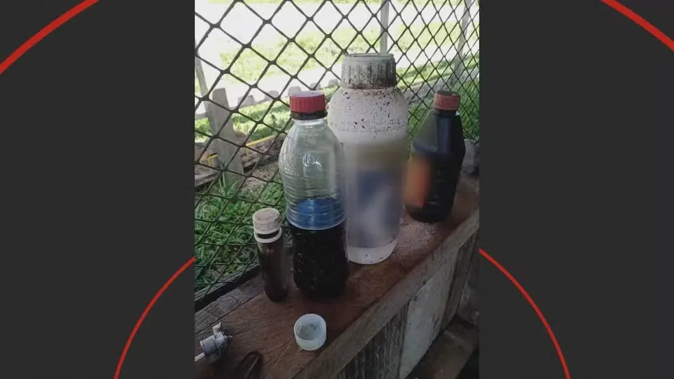 Veneno estava guardado em garrafa plástica transparente — Foto: Polícia Civil do Paraná