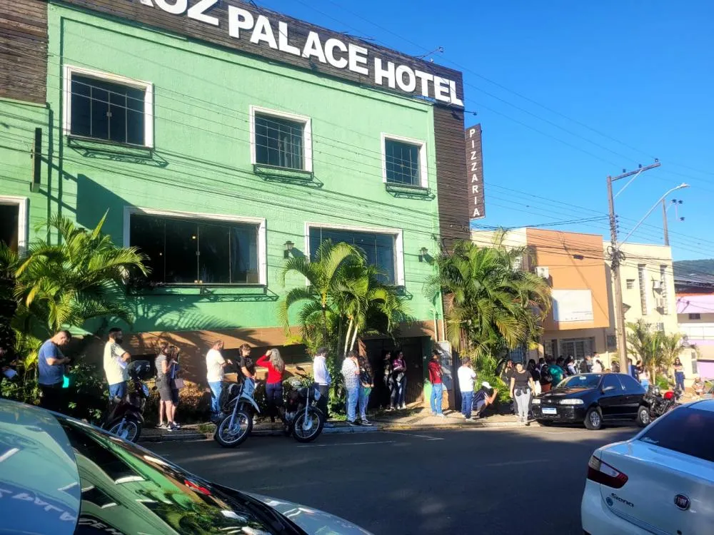 Fila do mutirão com dezenas de pessoas. Foto: Divulgação