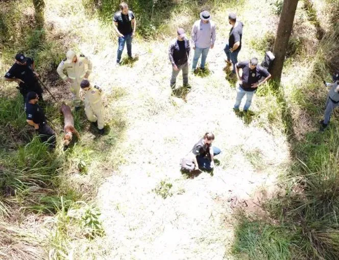 Corpo foi encontrado enterrado em uma área rural de Ibaiti. Foto: Divulgação/PMPR