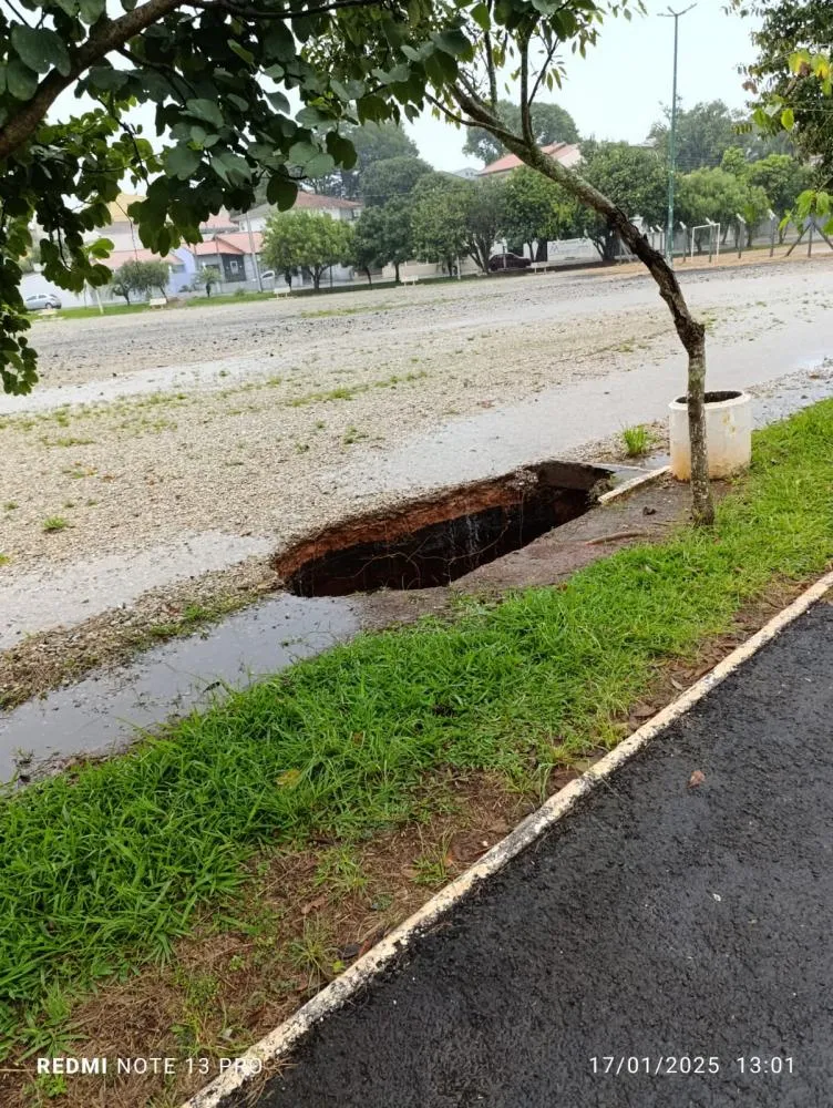 Buraco está aumentando por conta da chuva. Foto: Arquivo Folha Extra