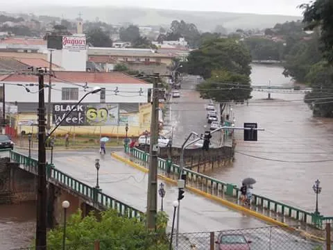 Momento em que o Rio Capivari transbordou e alagou a cidade de Jaguariaíva em 2016. Foto: Divulgação