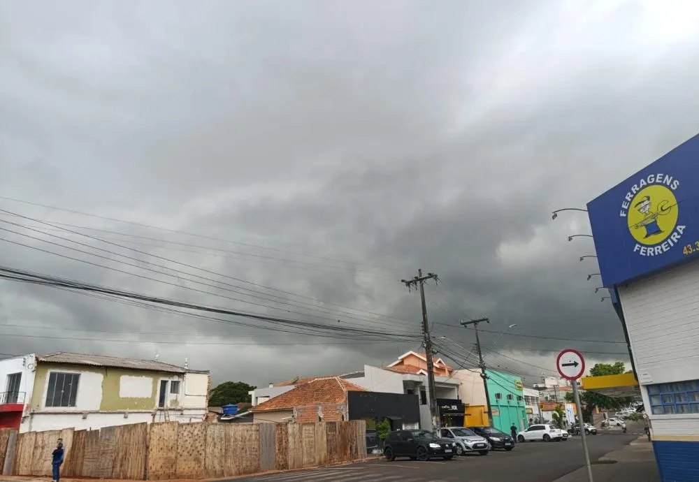 Céu no centro de Wenceslau Braz fechando para chuva. Foto: Arquivo Folha Extra
