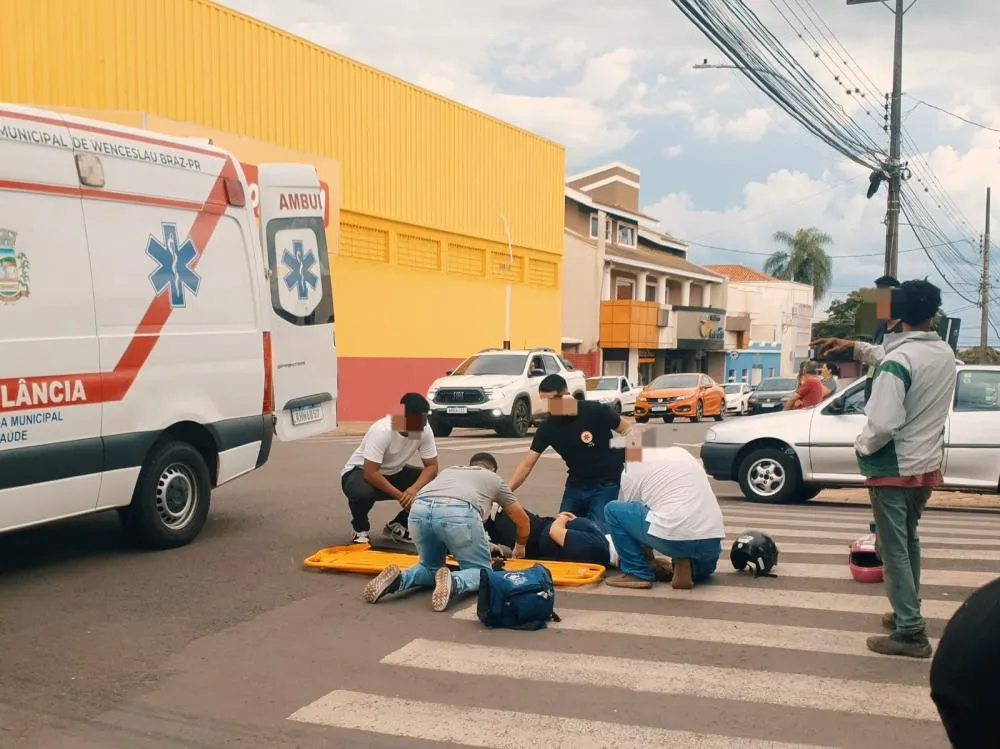 Momento em que o socorrista colocava a jovem na maca para levá-la ao hospital. Foto: Arquivo Folha Extra