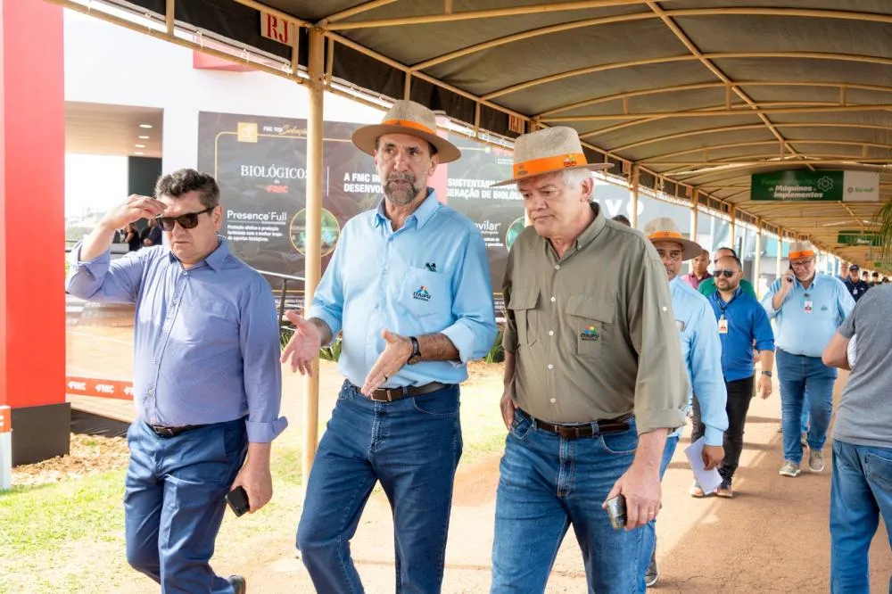Edição de 2024 do Show Rural Coopavel. Da esquerda para direita, Irineu Colombo, diretor-superintendente do Itaipu Parquetec; Enio Verri, diretor-geral brasileiro de Itaipu; e Carlos Carboni, diretor de Coordenação de Itaipu. Foto: Sara Cheida/Itaipu Bina