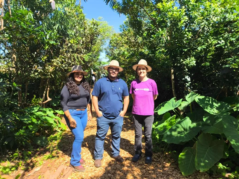 Professora Manuela (à dir.) com os alunos Vitor Guilherme Santos Santana e Dandara Maier Brizola. Foto: Romeu de Bruns/Itaipu.