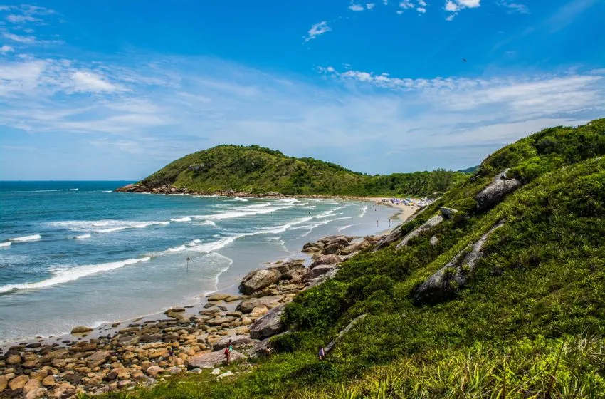 A Ilha do Mel passará a contar com um marco regulatório com foco em desenvolvimento sustentável, saneamento básico e planejamento urbanístico. Foto: SETU