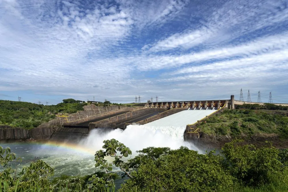 Vertedouro de Itaipu deve continuar aberto até o final de janeiro. Foto: Rubens Fraulini / Itaipu Binacional