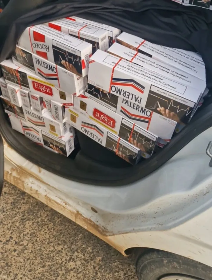PM encontrou 16 caixas de cigarros paraguaios no veículo. Foto: Divulgação/PMPR