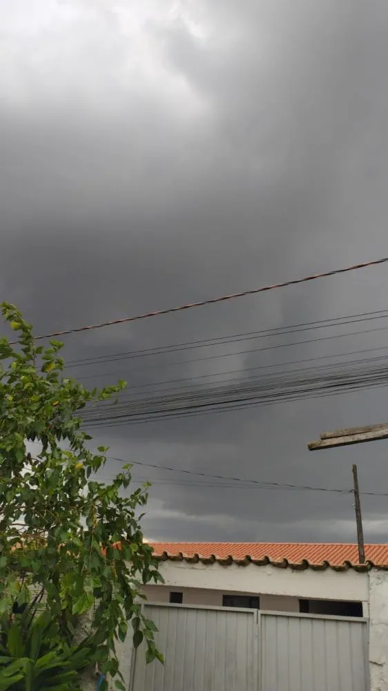 Céu em Wenceslau Braz com nuvens densas e escuras nesta segunda-feira (10). Foto: Arquivo Folha Extra
