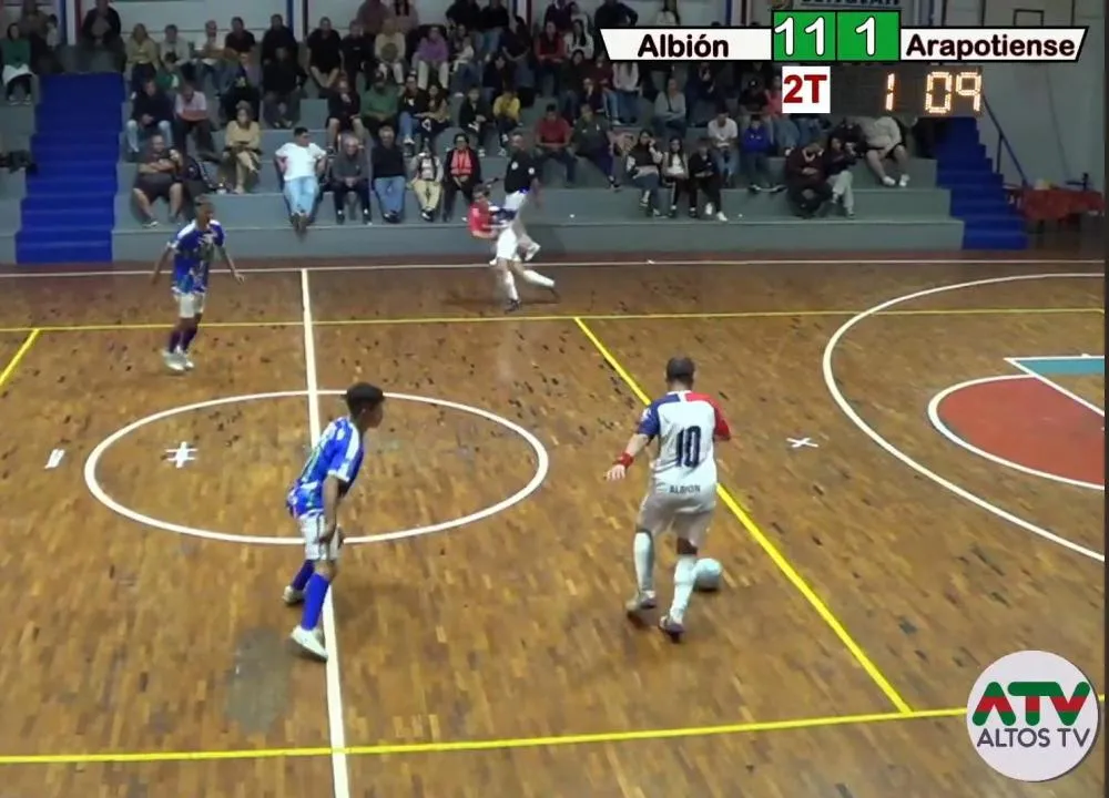 Equipe perdeu de 11 a 1 para o Uruguai e depende da vitória contra o Paraguai para avançar na competição. Foto: Print/ALTOS TV