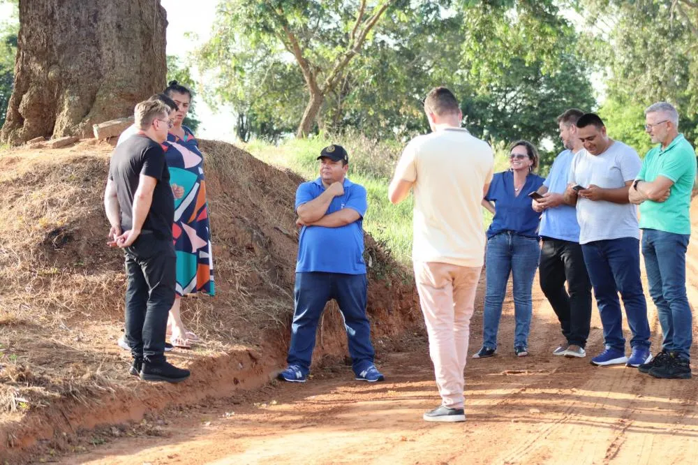 Presidente da ADEHASC junto ao prefeito de Santana do Itararé, secretários visitando bairros do município. Foto: Divulgação