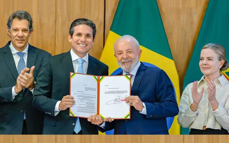 Haddad, o presidente da Câmara. Hugo Motta, Lula e Gleisi: projeto para promover justiça tributária e social. Foto: Divulgação