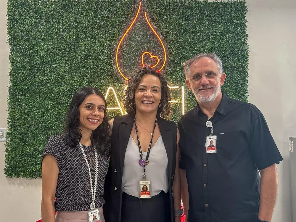Os representantes da Itaipu Anielli da Silva e Luciany Franco, da Divisão de Iniciativas de Responsabilidade Social, e Eduardo Scirea, chefe da Assessoria de Responsabilidade Social da Itaipu. Foto: Ângela Marcon / Itaipu Binacional