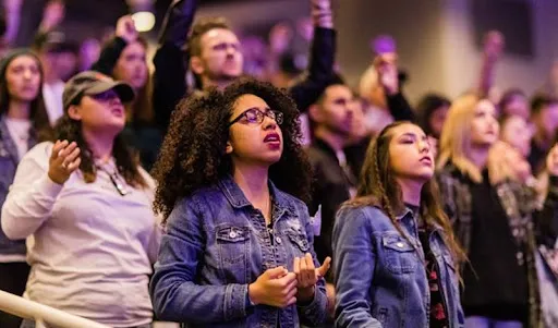 Padres e pastores têm adotado novas abordagens para aproximar a juventude sem perder a essência da fé. Foto: Divulgação