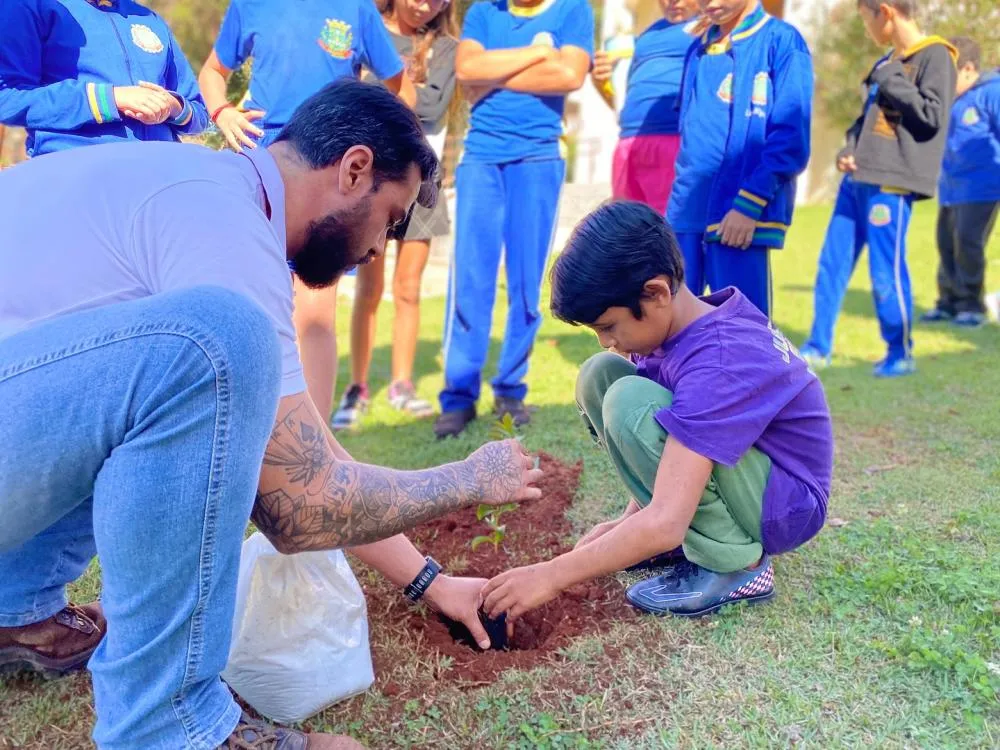 Crianças plantaram mudas de árvores no local. Foto: Divulgação