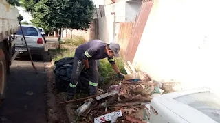 Trabalho de combate à dengue sendo realizado em Carlópolis. Foto: Divulgação