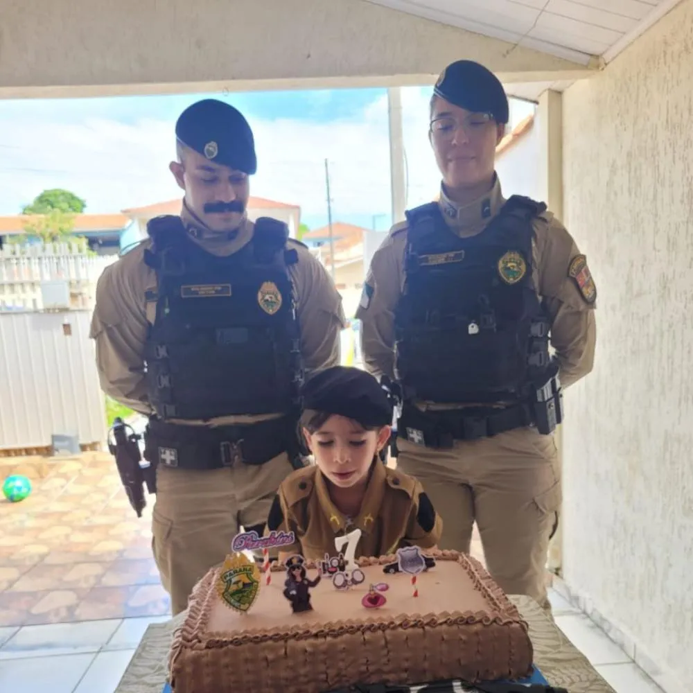 Tiffany Gabrielle Silveira da Silva ganhou uma farda e a visita de policiais em seu aniversário de sete anos. Foto: Arquivo Pessoal