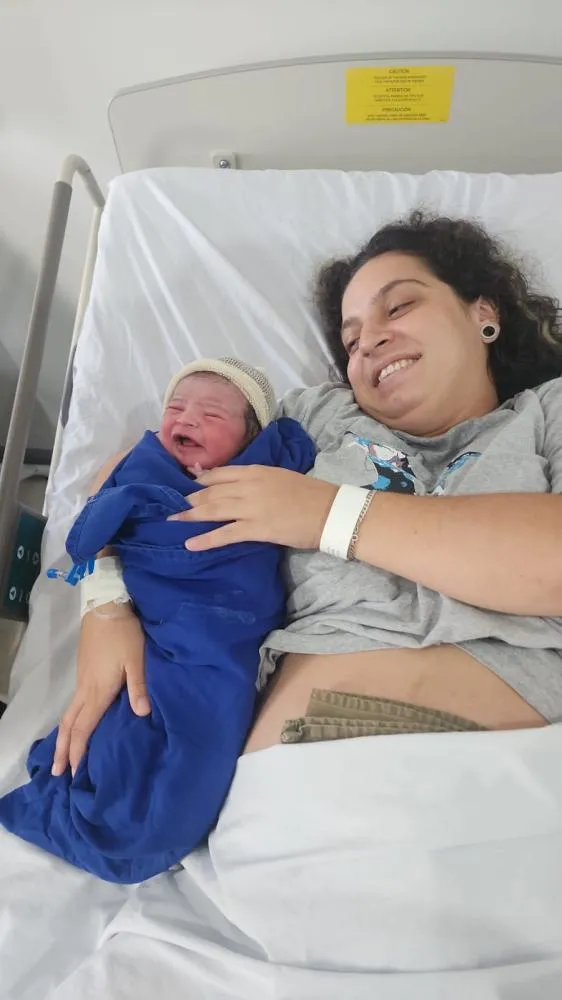 Diuliendi Kássia da Silva e seu filho Oliver, que nasceu dentro de uma ambulância na última segunda-feira (07). Foto: Arquivo Pessoal