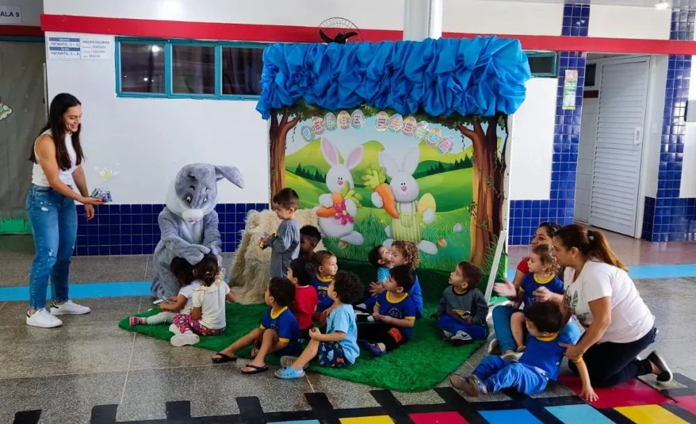 Coelhinho visitou as crianças do CMEI Antônio Ferreira Damião Neto. Foto: Divulgação/Força Voluntária