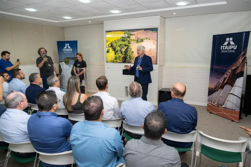 Diretor de Coordenação da Itaipu, Carlos Carboni, em conversa com os prefeitos da Associação do Cantuquiriguaçu. Foto: William Brisida/Itaipu Binacional.