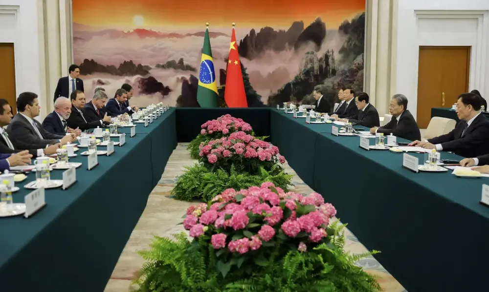 Dezenas de atos e parcerias foram assinadas entre Brasil e China, nesta terça-feira (13), em meio à visita do presidente Luiz Inácio Lula da Silva a Pequim. Foto: Ricardo Stuckert / PR