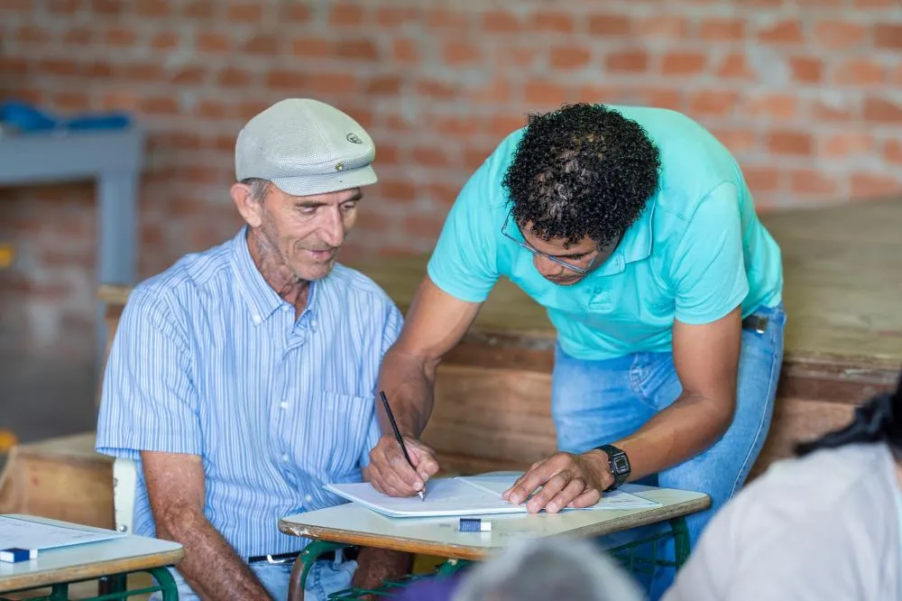 Iniciativa visa reduzir o analfabetismo entre jovens, adultos e idosos. Foto: Hugo Silveira