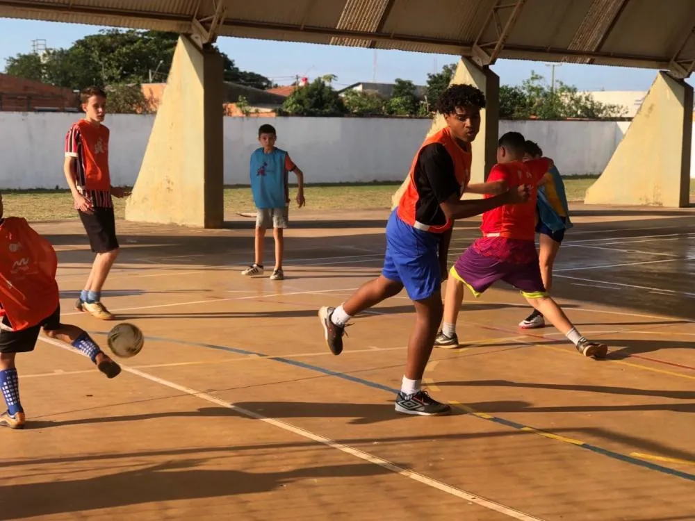 Projeto oferece gratuitamente aulas de futsal e balé para 100 alunos da rede pública de ensino, com idades entre 7 e 14 anos. Foto: Divulgação