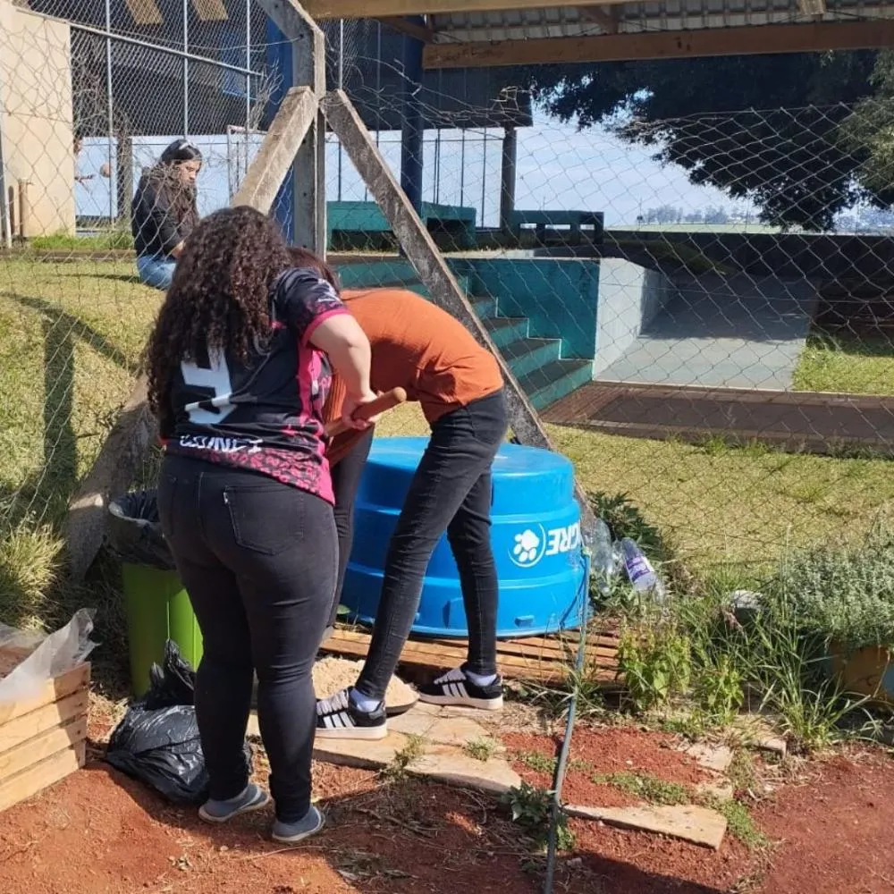 Projeto é realizado desde o ano passado, transformando os lixos em adubo para a horta da escola. Foto: Arquivo Pessoal