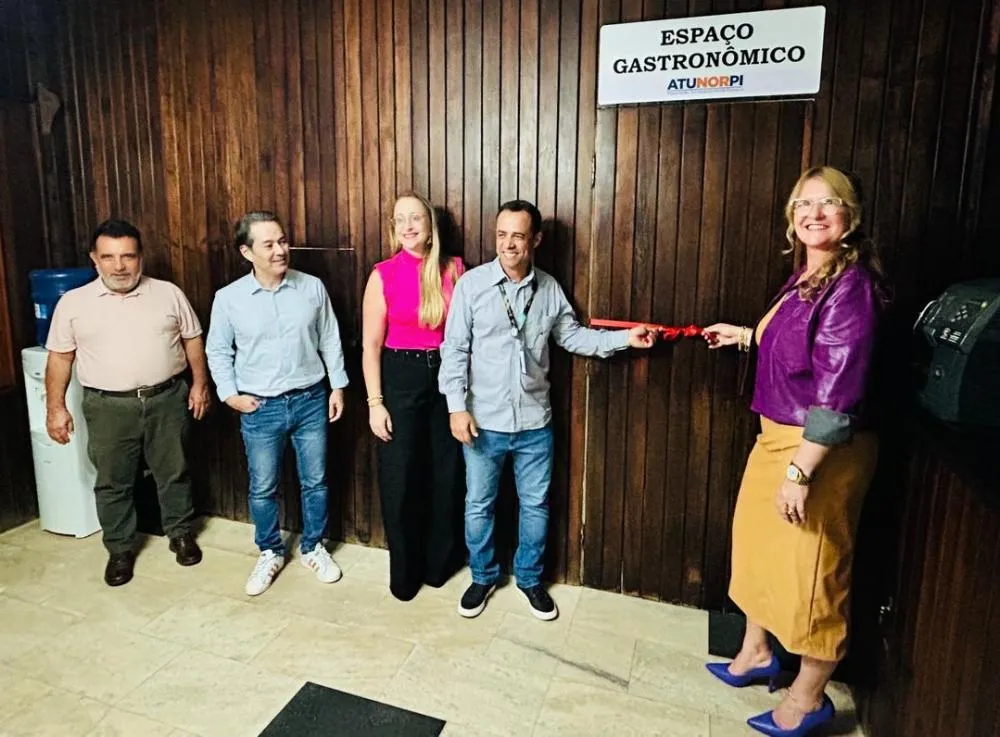 Momento do descerramento da faixa que marcou a inauguração das novas instalações. Foto: Jivago França