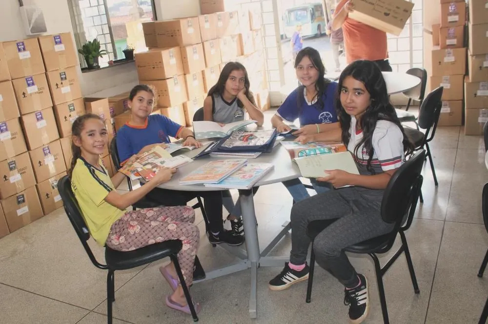 Estudantes de Siqueira Campos utilizando os materiais dos kits disponibilizados pela Itaipu Binacional. Foto: Divulgação